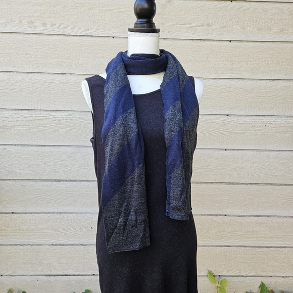 MICHAEL Michael Kors gray and navy scarf with MK logo - Picture 1 of 6